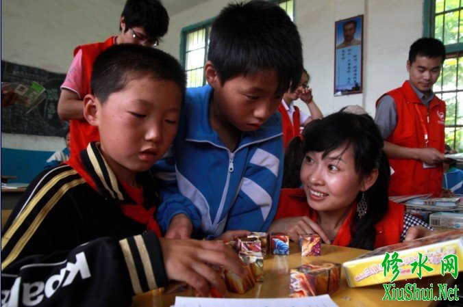 “六一”儿童节前夕,浔阳区义工联合会给修水县东港乡桂坳小学送来了2000册图书,建立“爱心图书室”,慰问并结对帮扶2名贫困学生。图为学生们在刚刚送来的图书堆里寻找自己喜爱的图书