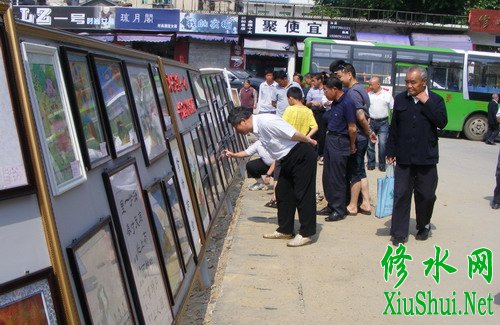 5月30日晚,修水县电影院内欢歌妙舞,弦乐声声,该县2011年小学生艺术节文艺演出决赛暨颁奖晚会在这里隆重举行。由修水县教育体育局主办的2011年小学生艺术节,从5月29日开始,分文艺演出和书法美术作品展两部分在县电影院与县城广场举行。经过两天的激烈角逐,共评出优秀文艺节目17个,优秀书法美术作品100副。