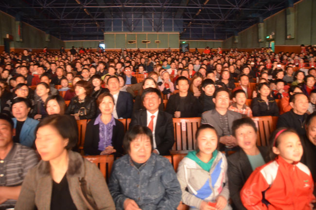 4月17日晚,散原中学首届学生艺术节文艺汇演汇报演出在县电影院举行,市体育局陈群英副局长、县政协卢荣花副主席、县政府周杏连副县长等领导、社会各界人士以及家长代表、全校教师和家属共千余人观看了演出。