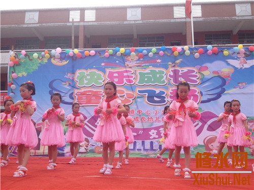 5月28日,在“六·一”国际儿童节即将到来之际,大桥镇小学举办了主题为 “快乐成长·童心飞扬”的文艺汇演。学生、家长、教师与参会嘉宾一起,共同庆祝孩子们的节日。舞台上,孩子们热情洋溢、健康活泼的演出,博得了台下观众的阵阵掌声。一个个精彩的节目,展示了师生风采,既丰富了校园文化生活,更促进了学生全面发展,也赢得了社会的广泛赞誉。