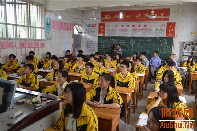修水县心理健康教师通过五年来,在江西师大心理学院刘建平书记,张璟副院长等十多位教授的培训下,在国际美慈机构培训师张祥荣教授的帮带下,他们已能够为学生带来实用且精彩的团辅课。他们的课堂是通过游戏,运动,舞蹈,音乐,朗诵,绘画等活动形式来进行教学。通过学生互动式讨论,分享来提高学生的参与度和加深他们对课堂知识点的完全掌握。学生通过团辅活动课的培训,能够提高他们的沟通交流的能力,增强他们的自信心和耐挫力,提升学生间团队合作和信任,让这些学生能健康成长,快乐学习,安全生活,心态变得更阳光,不叛逆,具感恩情怀! 周祖国,温光友,易玲燕,吴玲燕,曹菁,谢文富,袁春花,晏连红,王婷娜 。上课的是,谢文富,曹菁, 温光友