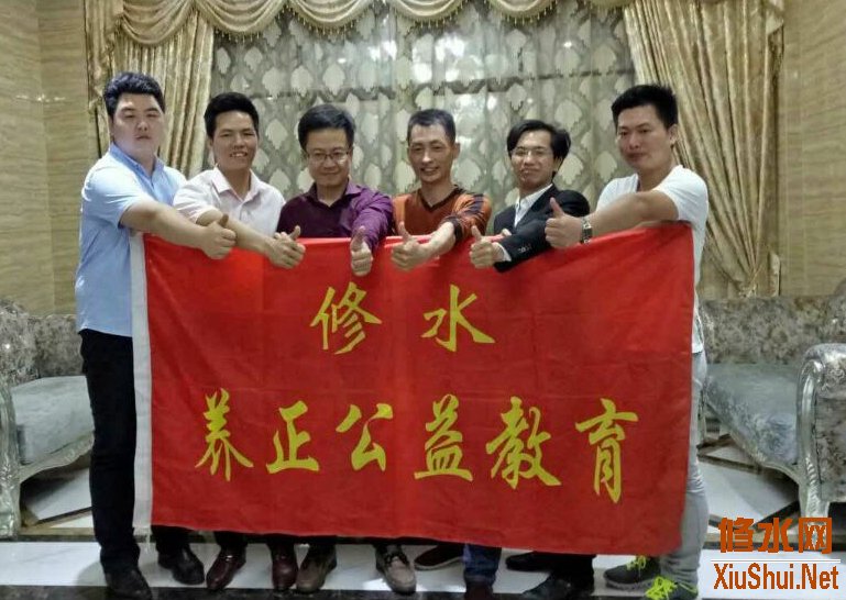 江西卫视《金牌调解》首席导师胡剑云老师走进修水。 应修水养正教育创始人修水二中梁加林老师的邀请,胡剑云老师在凯达大酒店进行了一场家庭教育专题讲座,有500多名家长参加。在两小时的活动中,胡剑云老师用风趣幽默言语,回答了大家提出的父母关系,夫妻关系,子女关系之间的各种问题。大家纷纷表示受益匪浅!出席嘉宾有商务局梁书记,国税查局长。凯达董事长马小英。承办方凯达大酒店。