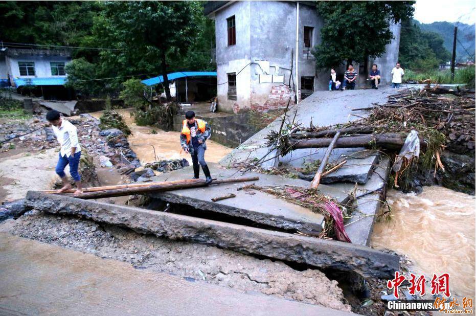 6月23日以来,特大暴雨造成江西省修水县全县36个乡镇受灾,多个乡镇山洪爆发、山体塌方,造成道路、桥梁等交通基础设施损毁严重。截至目前,仍有9个乡镇通讯中断,7个乡镇道路中断,部分乡镇供电中断。在该县宁州镇茶舍村,灾区学生爬梯攀上被水毁的桥梁才能到寄宿的学校上学。黄一魏 摄