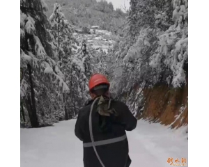 大雪封山，供电员工徒步8小时送电